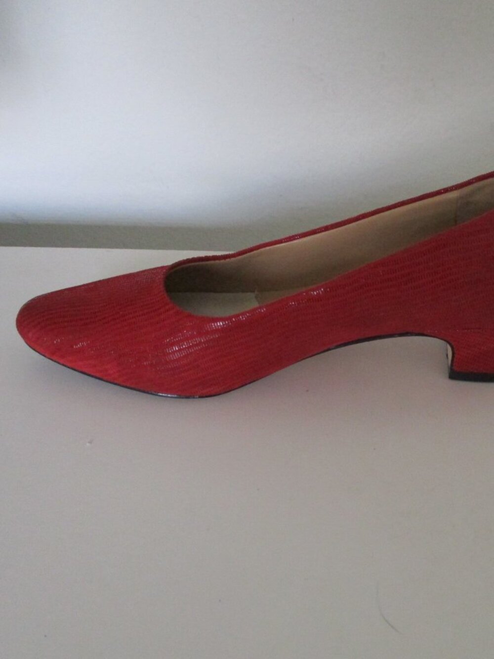 Van Eli Womens Red Embossed Snakeskin Textile 1.25" Low-Heel Pump Shoe - Size 4M - Picture 5 of 8